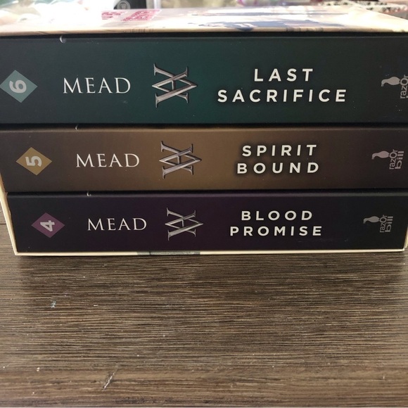 Vampire Academy (the Collection Volume 2) box set books - Picture 2 of 2